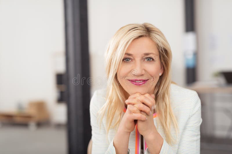 Glückliche Frau von mittlerem Alter mit einem freundlichen Lächeln lizenzfreies stockbild