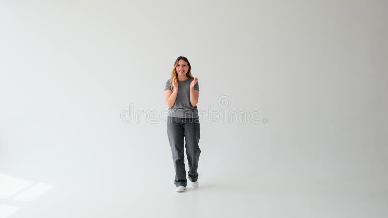 Glückliche Frauen beglückwünschen oder grüßen auf weißem Hintergrund stock video footage