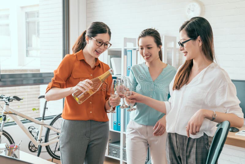 Glückliche Frauen, die Flöten mit Champagner halten stockfoto Glückliche Frauen, die Flöten mit Champagner halten stockfoto