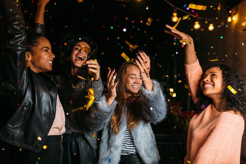 Glückliche Frauen, die Partei nachts genießen lizenzfreies stockfoto Glückliche Frauen, die Partei nachts genießen lizenzfreies stockfoto