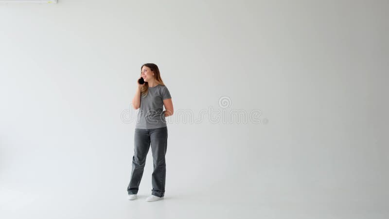 Glückliche Frauen sprechen mit Freunden während des Telefongesprächs im weißen Hintergrund stock footage