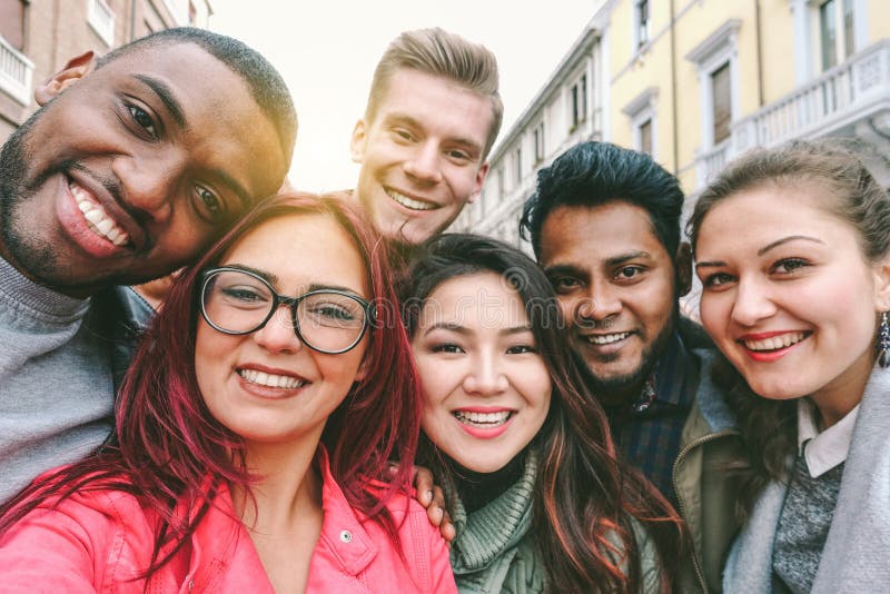 Glückliche Freunde aus verschiedenen Kulturen und Rassen, die sich mit Rückenbeleuchtung selbst machen - Jugendfreundlichkeit und stockbilder