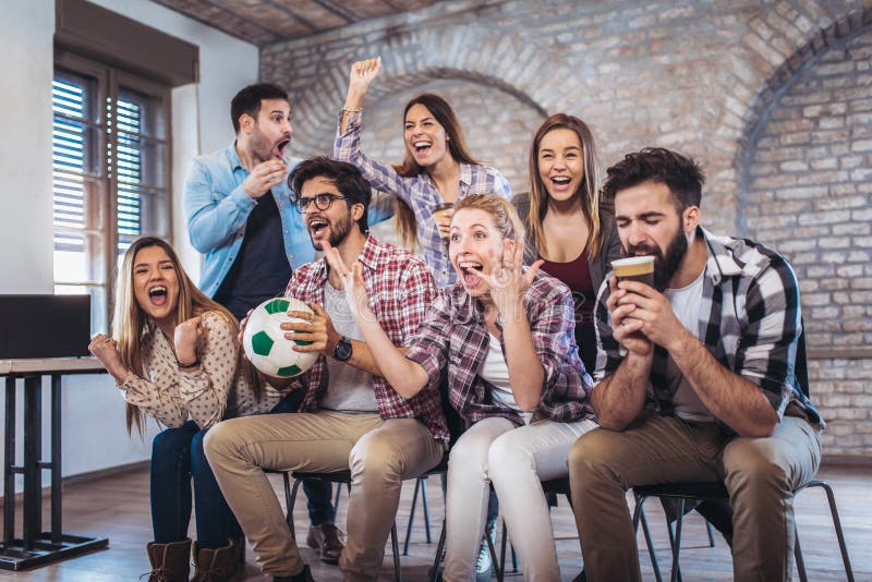 Glückliche Freunde oder Fußballfane, die Fußball im Fernsehen aufpassen und Sieg feiern Freundschaft, Sport und Unterhaltungskonzept