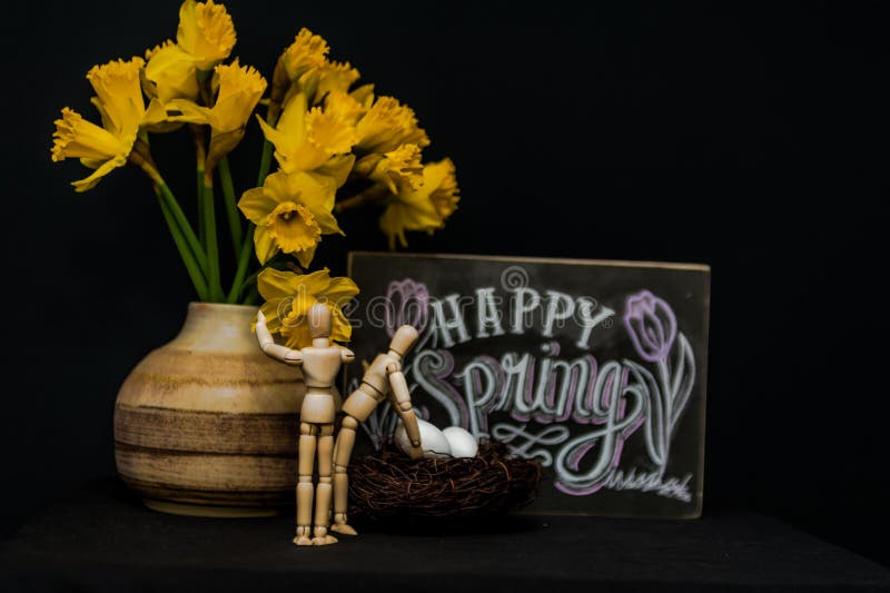 Glückliche Frühling Ostereier mit zwei Mannequins lizenzfreie stockfotos Glückliche Frühling Ostereier mit zwei Mannequins lizenzfreie stockfotos