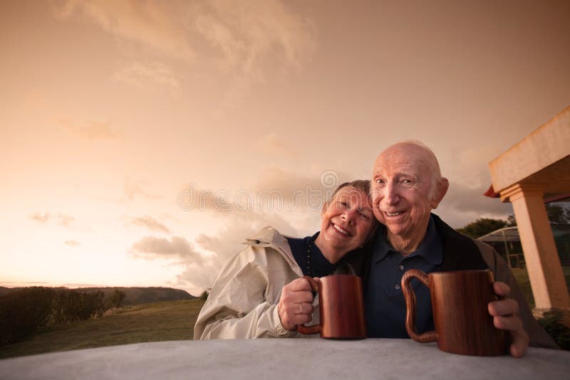 Glückliche fällige Paare lizenzfreie stockfotos Glückliche fällige Paare lizenzfreie stockfotos