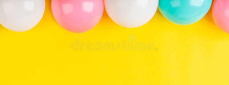 Glückliche Geburtstagsballons auf gelbem Hintergrund, Topansicht Flachlagerstil Mockup, Vorlage, Overhead Hintergrund zum Geburts lizenzfreies stockbild Glückliche Geburtstagsballons auf gelbem Hintergrund, Topansicht Flachlagerstil Mockup, Vorlage, Overhead Hintergrund zum Geburts lizenzfreies stockbild