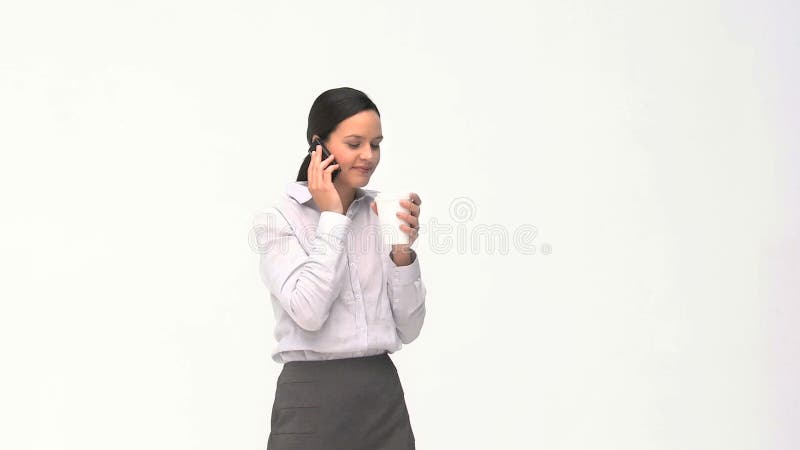 Glückliche Geschäftsfrau, die am Telefon während einer Kaffeepause spricht