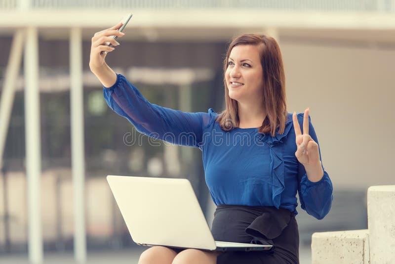 Glückliche Geschäftsfrau nehmen ein selfie