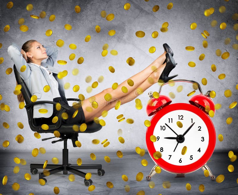 Glückliche Geschäftsfrau unter Münzenregen stockfoto