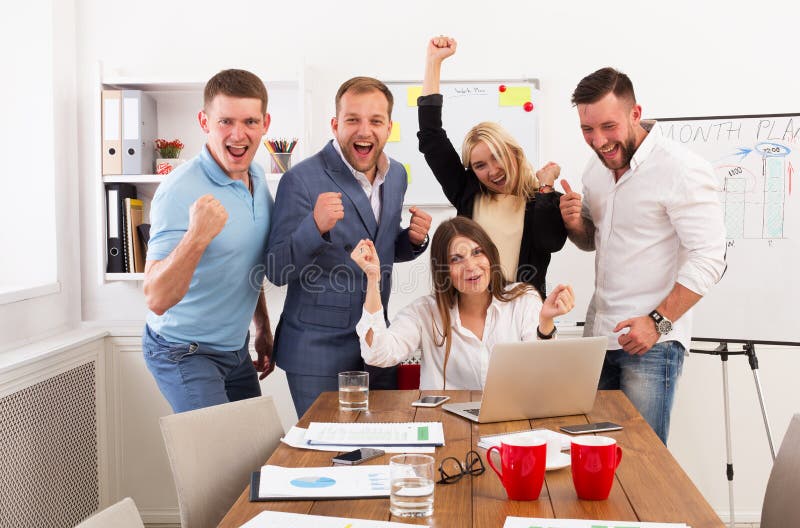 Glückliche Geschäftsleute Team feiern Erfolg im Büro