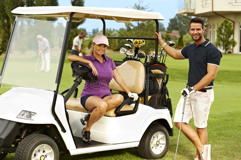 Glückliche Golfspieler und Golfmobil