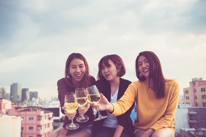Glückliche Gruppe asiatische Freundinnen genießen das Lachen und nettes SP lizenzfreies stockfoto Glückliche Gruppe asiatische Freundinnen genießen das Lachen und nettes SP lizenzfreies stockfoto