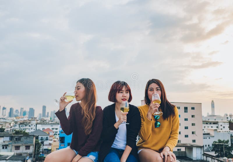 Glückliche Gruppe asiatische Freundinnen genießen das Lachen und nettes SP stockfotografie Glückliche Gruppe asiatische Freundinnen genießen das Lachen und nettes SP stockfotografie