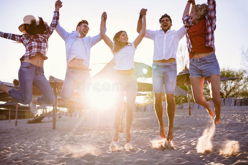 Glückliche Gruppe junge Leute, die Spaß am Strand haben stockfoto Glückliche Gruppe junge Leute, die Spaß am Strand haben stockfoto