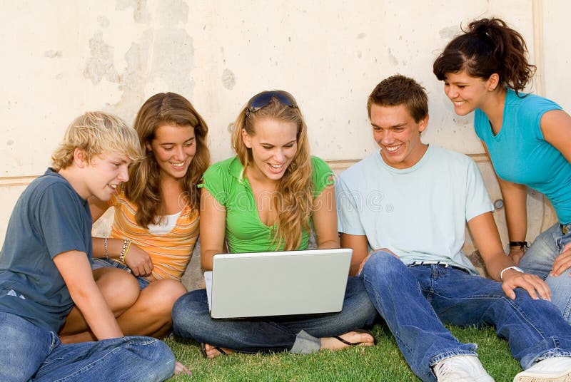 Glückliche Gruppe mit Laptop stockfoto Glückliche Gruppe mit Laptop stockfoto
