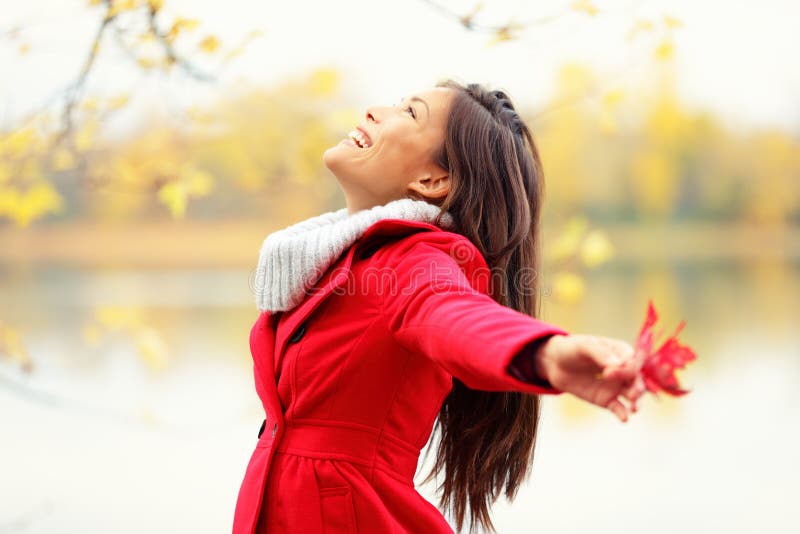 Glückliche Herbstfrau glückselig lizenzfreie stockfotos Glückliche Herbstfrau glückselig lizenzfreie stockfotos