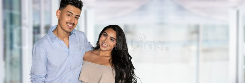Glückliche hispanische Paare stockfotos