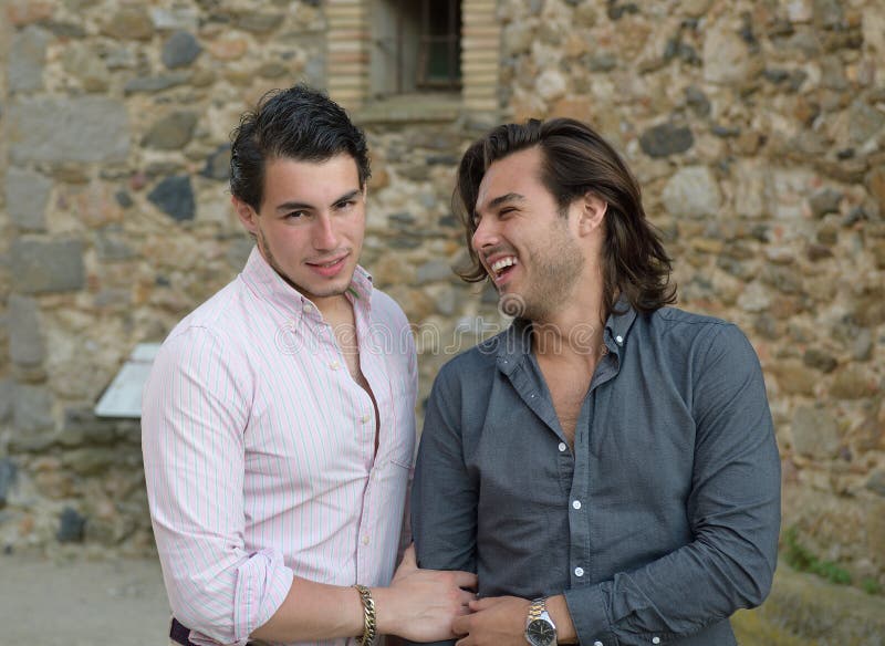 Glückliche homosexuelle Paare, die einen Spaziergang machen lizenzfreies stockfoto