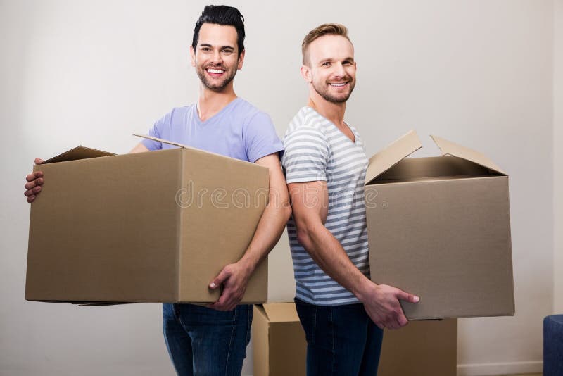 Glückliche homosexuelle Paare, die Kästen halten stockfotos Glückliche homosexuelle Paare, die Kästen halten stockfotos