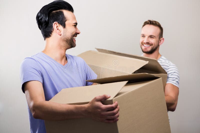 Glückliche homosexuelle Paare, die Kästen halten stockbilder Glückliche homosexuelle Paare, die Kästen halten stockbilder