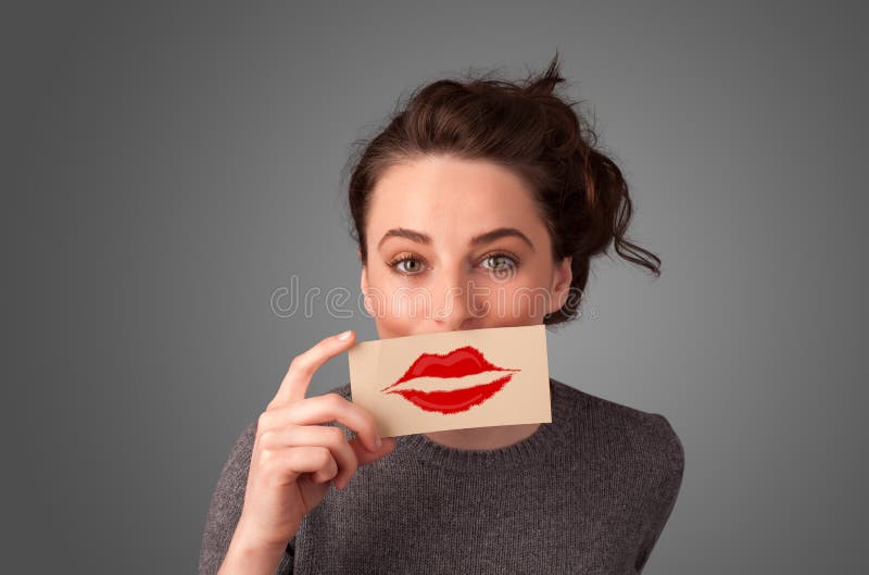 Glückliche hübsche Frau, die Karte mit Kusslippenstiftkennzeichen hält lizenzfreies stockfoto Glückliche hübsche Frau, die Karte mit Kusslippenstiftkennzeichen hält lizenzfreies stockfoto