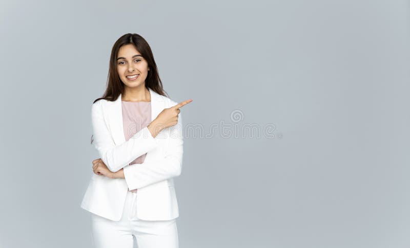 Glückliche indische junge Geschäftsfrau, welche die Kamera zeigt Finger auf copyspace betrachtet