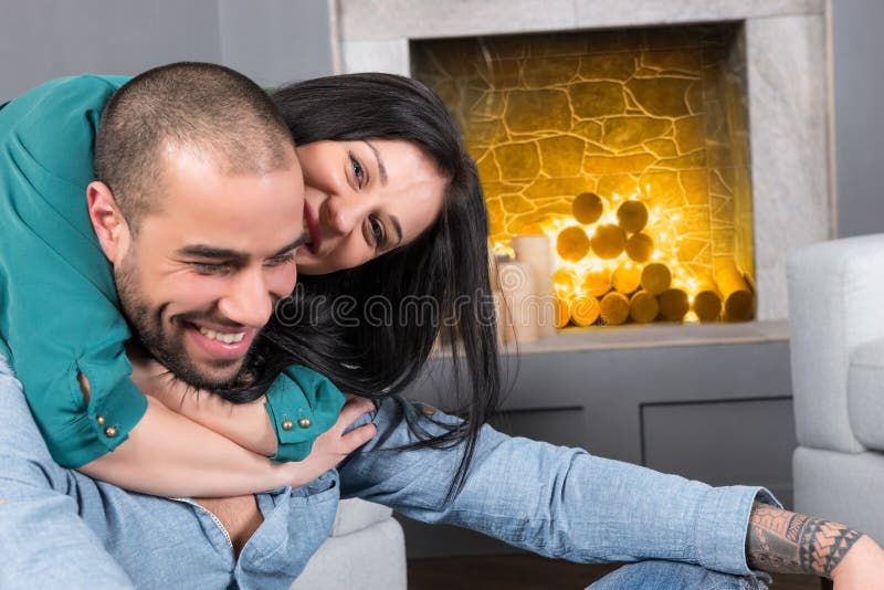 Glückliche internationale Paare des Mannes mit Bart und seiner Brunette-PR stockfoto