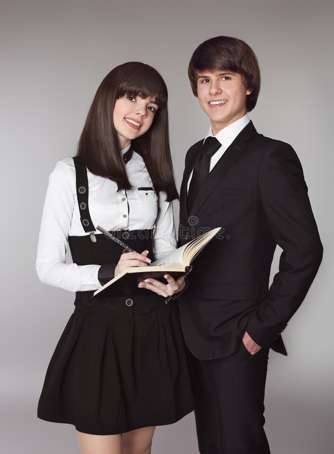 Glückliche Jugendliche im Schuluniformporträt Hübscher Junge und bea lizenzfreies stockfoto Glückliche Jugendliche im Schuluniformporträt Hübscher Junge und bea lizenzfreies stockfoto