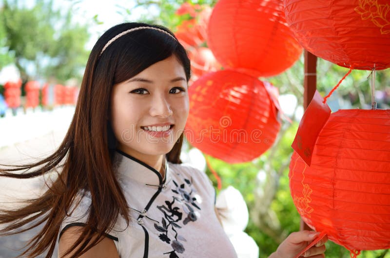 Glückliche junge chinesische Frau stockbilder