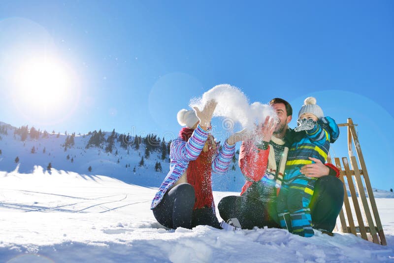 Glückliche junge Familie, die im frischen Schnee am schönen sonnigen Wintertag im Freien in der Natur spielt stockfotos Glückliche junge Familie, die im frischen Schnee am schönen sonnigen Wintertag im Freien in der Natur spielt stockfotos