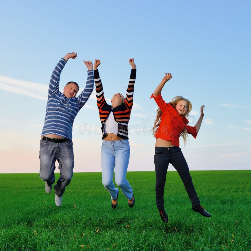 Glückliche junge Familie springen für Freude