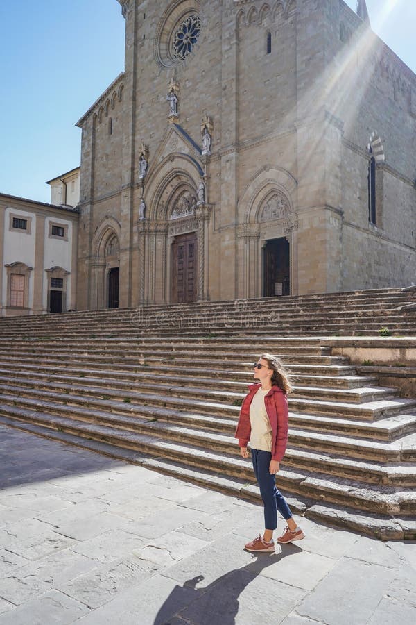 Glückliche junge Frau in der leeren italienischen Straße stockfoto Glückliche junge Frau in der leeren italienischen Straße stockfoto