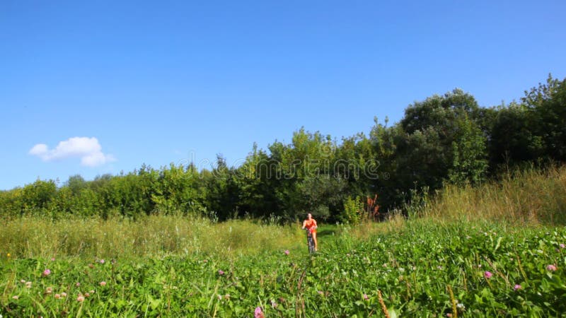 Glückliche junge Frau fährt Fahrrad zu Kamera stock footage