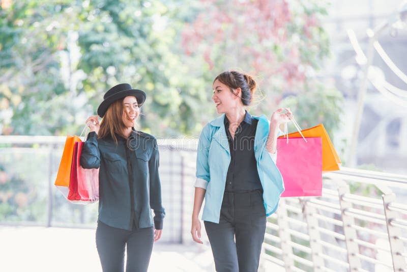 glückliche junge Frauen, die das Einkaufen untersuchen lizenzfreie stockfotos glückliche junge Frauen, die das Einkaufen untersuchen lizenzfreie stockfotos