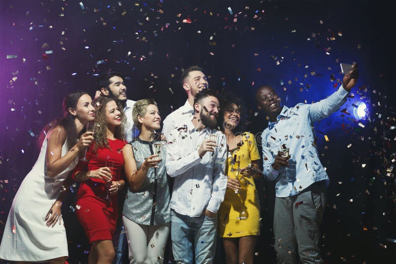 Glückliche junge Freunde, die Partei am Nachtclub haben und selfie teking lizenzfreies stockbild Glückliche junge Freunde, die Partei am Nachtclub haben und selfie teking lizenzfreies stockbild