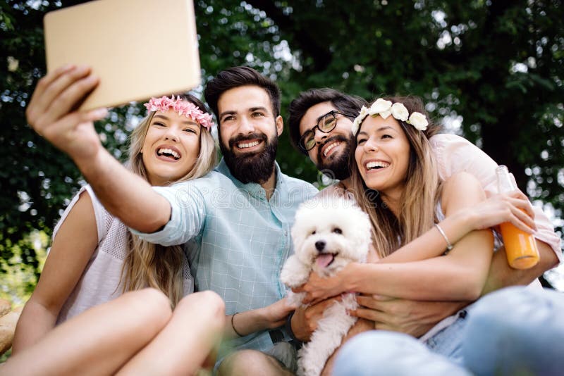 Glückliche junge Freunde, die Spaßaußenseite in der Natur, selfie nehmend haben lizenzfreies stockfoto Glückliche junge Freunde, die Spaßaußenseite in der Natur, selfie nehmend haben lizenzfreies stockfoto