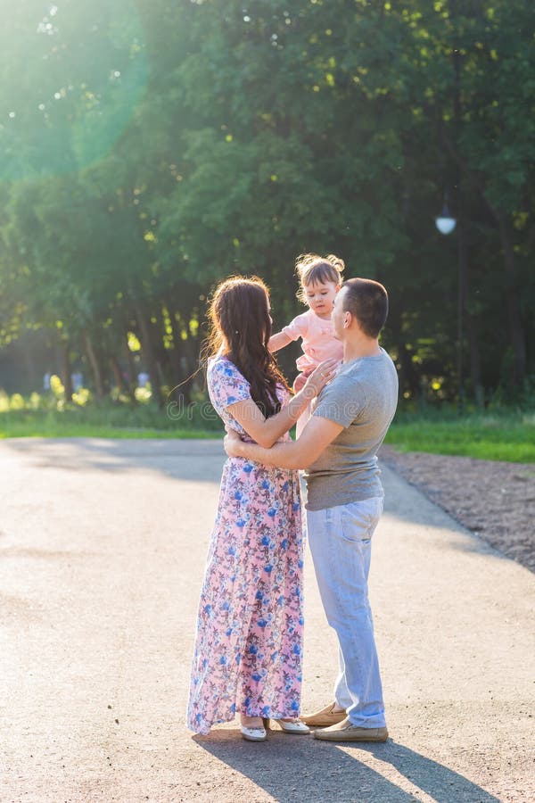 Glückliche junge Mischrasse-ethnische Familie, die draußen geht lizenzfreie stockfotografie Glückliche junge Mischrasse-ethnische Familie, die draußen geht lizenzfreie stockfotografie