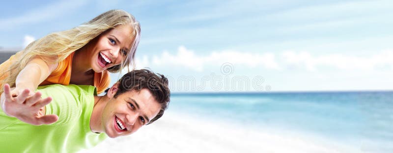 Glückliche junge Paare auf dem Strand. stockbilder