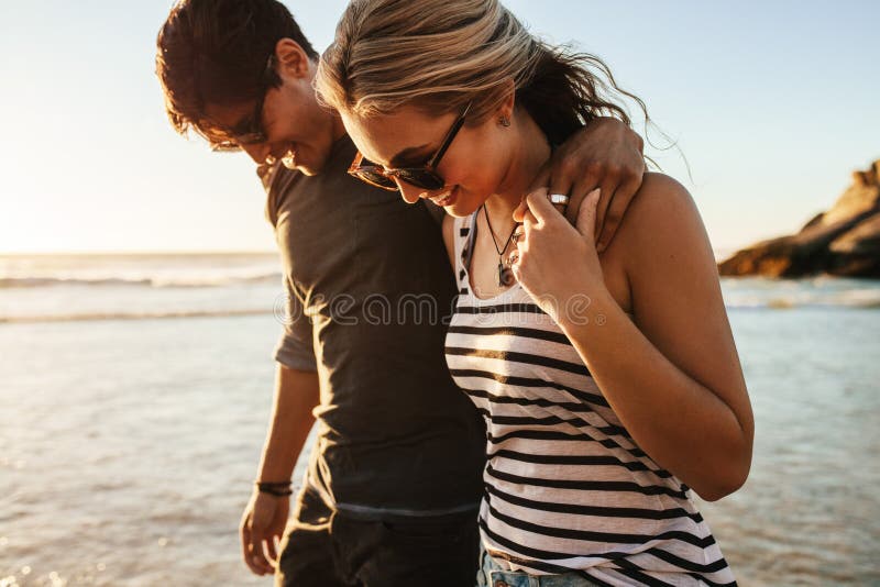 Glückliche junge Paare auf Strandurlaub lizenzfreies stockbild Glückliche junge Paare auf Strandurlaub lizenzfreies stockbild