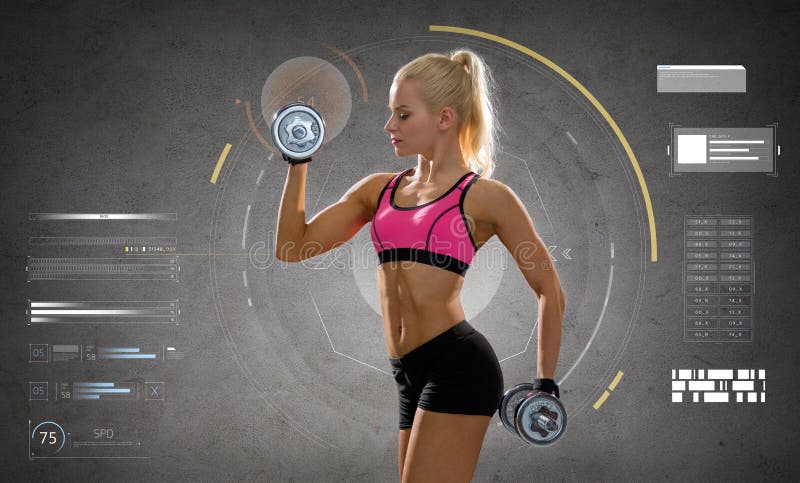 Glückliche junge sportliche Frau, die mit Dummköpfen trainiert lizenzfreies stockbild Glückliche junge sportliche Frau, die mit Dummköpfen trainiert lizenzfreies stockbild