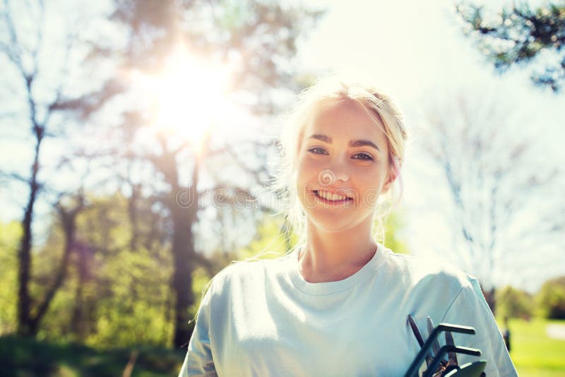 Glückliche Jungefreiwilligfrau draußen lizenzfreie stockfotos Glückliche Jungefreiwilligfrau draußen lizenzfreie stockfotos