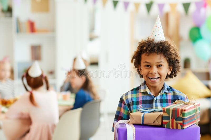 Glückliche Jungen-Holding-Geburtstags-Geschenke stockfotos Glückliche Jungen-Holding-Geburtstags-Geschenke stockfotos