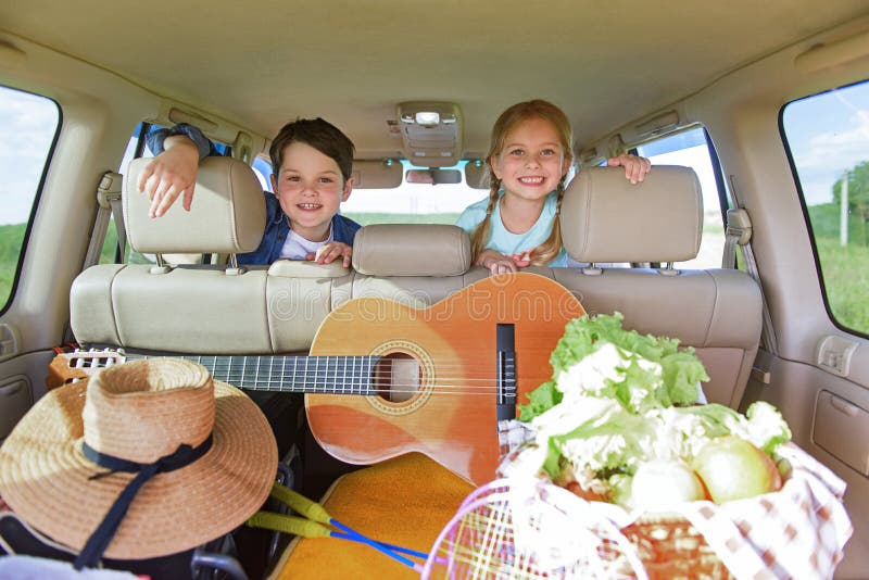 Glückliche Kinder, die im Auto sitzen stockfoto Glückliche Kinder, die im Auto sitzen stockfoto