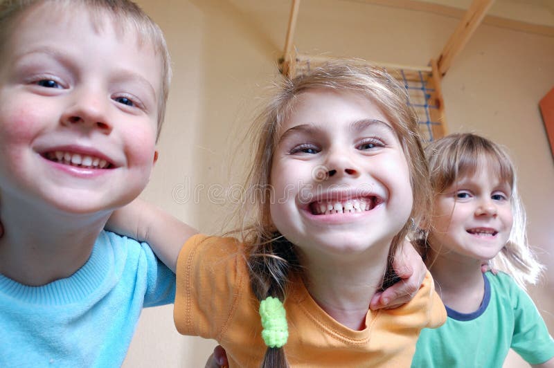 Glückliche Kinder, die zu Hause spielen lizenzfreie stockbilder Glückliche Kinder, die zu Hause spielen lizenzfreie stockbilder