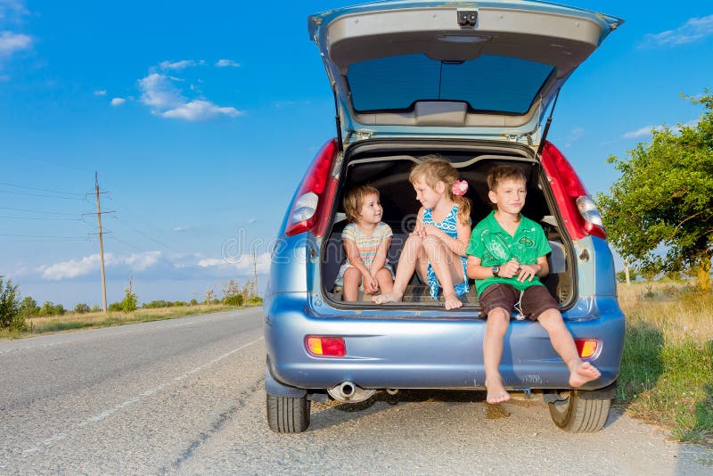 glückliche Kinder im Auto, Familienreise, Sommerurlaubsreise stockbild glückliche Kinder im Auto, Familienreise, Sommerurlaubsreise stockbild