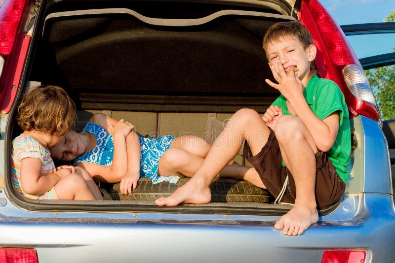 glückliche Kinder im Auto, Familienreise, Sommerurlaubsreise lizenzfreie stockfotografie glückliche Kinder im Auto, Familienreise, Sommerurlaubsreise lizenzfreie stockfotografie