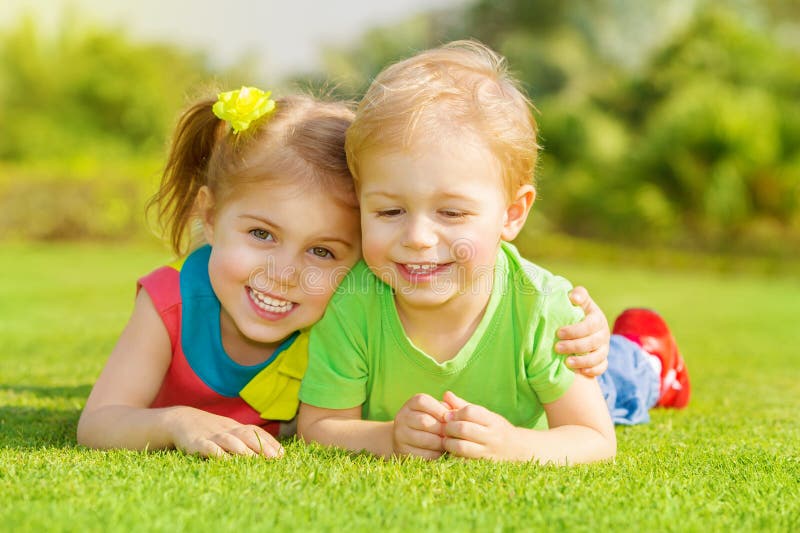 Glückliche Kinder im Park stockfoto