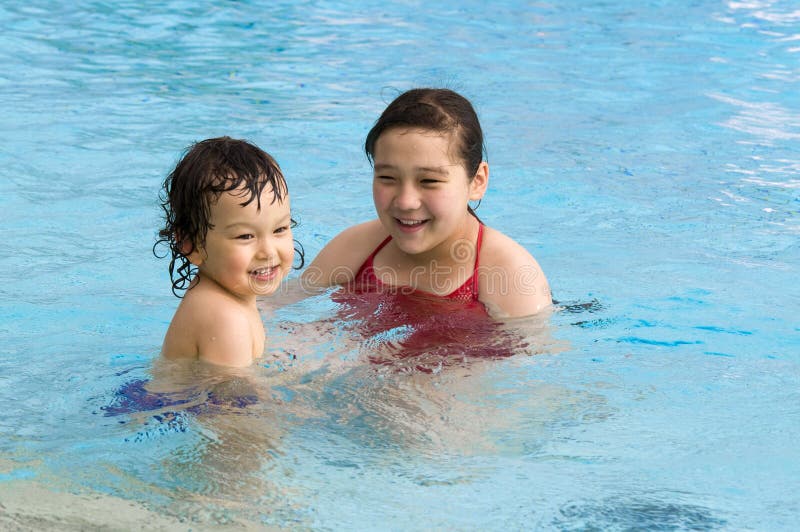 Glückliche Kinder im Pool. lizenzfreies stockbild
