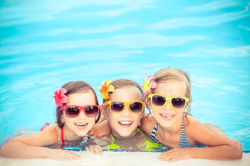 Glückliche Kinder im Swimmingpool lizenzfreie stockfotos Glückliche Kinder im Swimmingpool lizenzfreie stockfotos