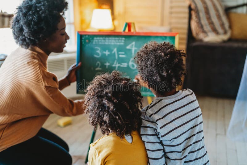 Glückliche Kinder lernen Mathematik mit Mutterlehrer zu Hause. Konzept für das Glück der Familie stockbilder